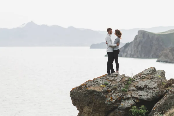 Young Couple Walking Nordic Sea Coast Mountain View Spring Casual — Stock Photo, Image