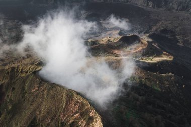 Bali 'de batur yanardağ Caldera havadan görünümü. Volkanik siyah Tex