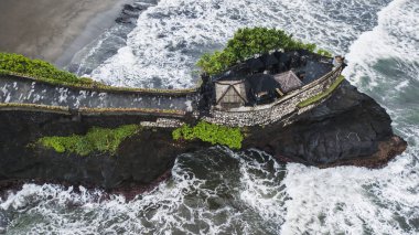 Ünlü Bali Tapınağı Tanah Lot havadan görünümü
