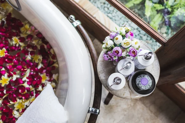 Tabung mandi dengan bunga tropis, spa, relaksasi, perawatan tubuh, — Stok Foto