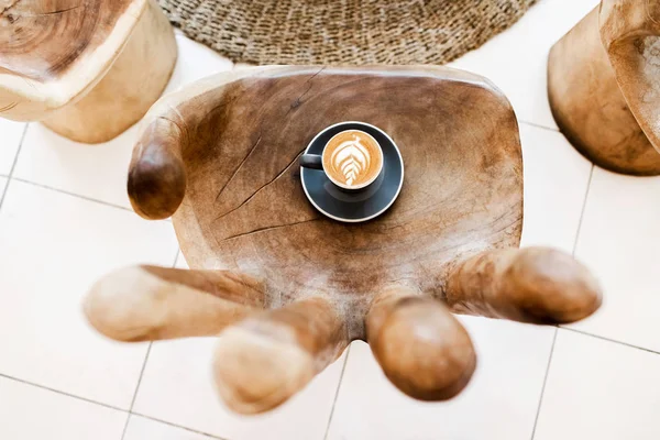 Aroma Cappuccino Mit Latte Art Auf Einem Handgefertigten Holztisch Handform — Stockfoto