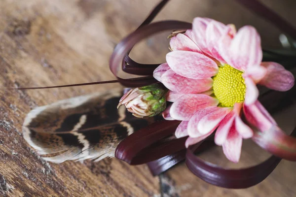 ボホスタイルで花と羽を持つメンズブトニエールクローズアップ — ストック写真