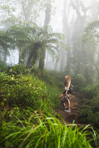 Frau Beim Wandern Mystischen Tropischen Regenwald Riesige Pflanzen Und Jurassische — Stockfoto