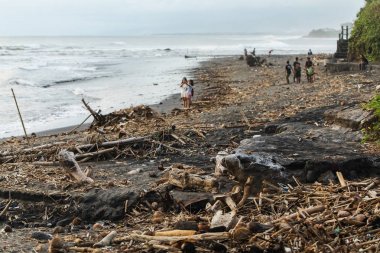 Bali, Endonezya - 31 Nisan 2019: Bali'de plaj kirliliği. Sahilde çöp etrafında yerel halkın zor bir hayat. Geri dönüşüm atık sorunu
