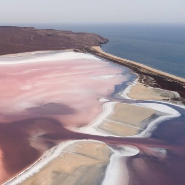 Krym ve Karadeniz sahilinde pembe Koyashskoye Tuz Gölü. Havadan görünüm. Trendy Mercan rengi