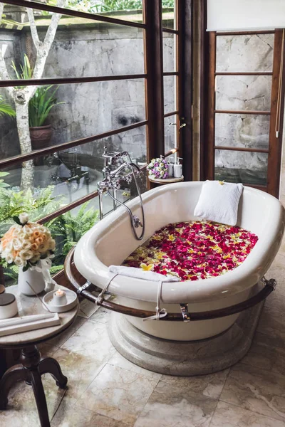 Tubo Baño Con Flores Tropicales Spa Relajación Cuidado Corporal Terapia — Foto de Stock