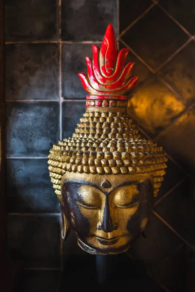 Cara Buda Cor Dourada Fundo Telha Escura Artesanal Madeira Escultura — Fotografia de Stock