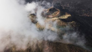Bali 'de batur yanardağ Caldera havadan görünümü. Volkanik siyah Tex