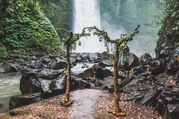 Tropical wedding ceremony with waterfall view in jungle canyon. — Stock Photo, Image
