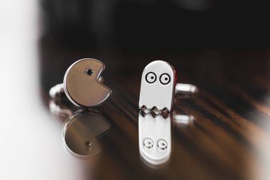 Pacman'daki kol düğmeleri ahşap dokuya yakın çekim şeklindedir. Komik stil