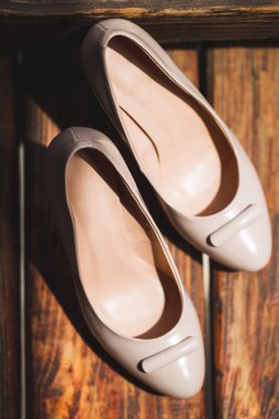 Ahşap yüksek topuklu klasik bej moda kadın ayakkabı yakın çekim