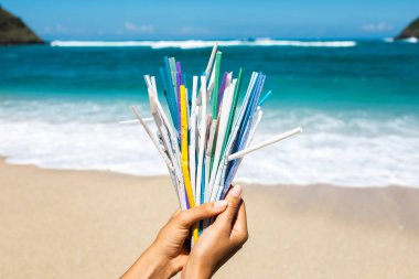 Temiz arka planda kullanılan plastik pipetler el tutma yığını 