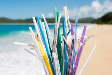 Temiz tropikal arı arka planda kullanılan plastik pipet yığını