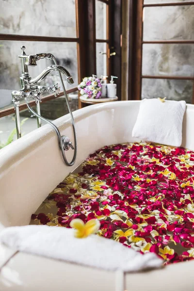 Μπάνιο σωλήνα με τροπικά λουλούδια, σπα, χαλάρωση, φροντίδα σώματος, το — Φωτογραφία Αρχείου