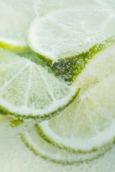 泡で冷たいレモネードでクローズアップ新鮮なレモンスライス — ストック写真