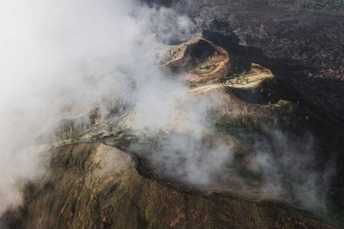 Bali 'de batur yanardağ Caldera havadan görünümü. Volkanik siyah Tex
