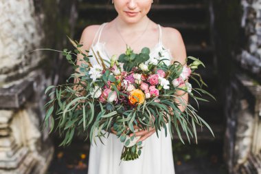Gelin boho stil çiçek güzel buket elinde tutarak