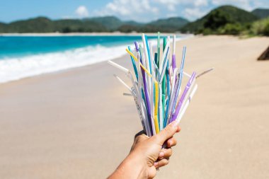 Temiz arka planda kullanılan plastik pipetler el tutma yığını 