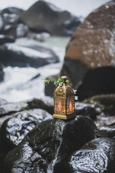 Lanterna vintage de bronze com luz de vela no interior, decorado com — Fotografia de Stock