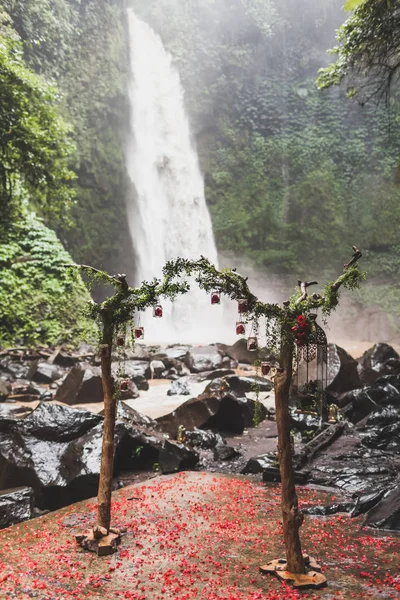 Tropical wedding ceremony with waterfall view in jungle canyon. — Stock Photo, Image