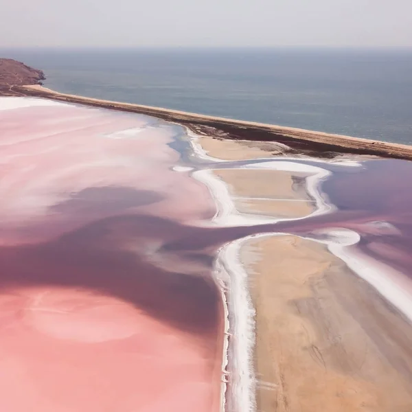 Розовое Кояшское соленое озеро — стоковое фото