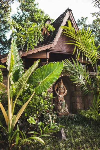 Traditionell balinesisk stil hinduisk staty som dekoration i Hotel g — Stockfoto