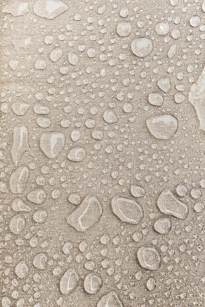 Textur von Wassertropfen auf Stofftextilien in Nahaufnahme. Regenrückhaltebecken — Stockfoto