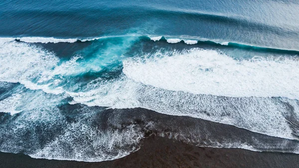 Vista aérea de enormes olas oceánicas — Foto de Stock