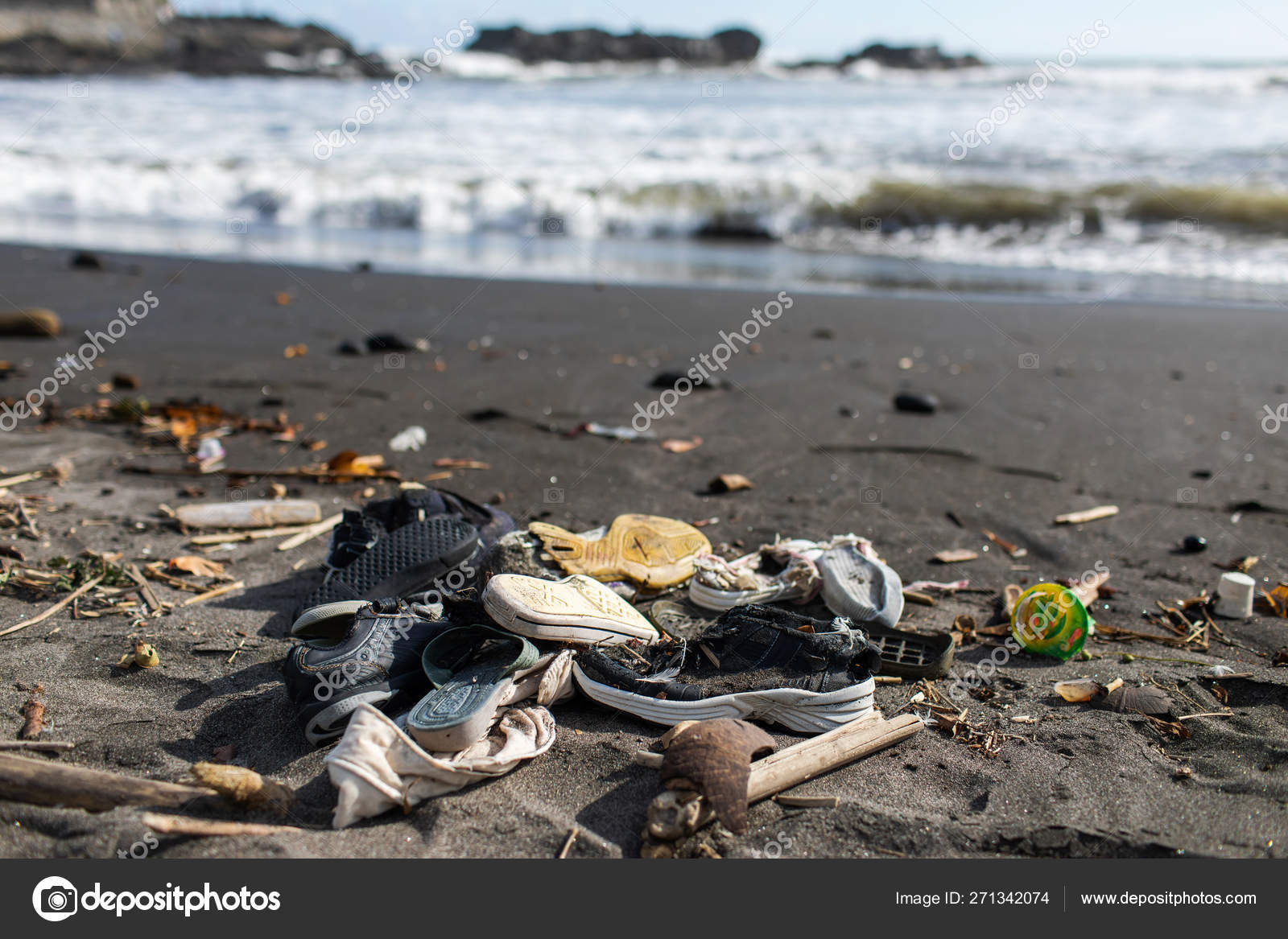 Contaminaci n ambiental. Mont n de zapatos de goma usados en la