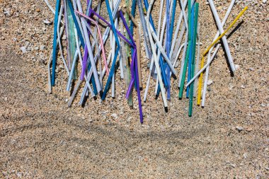 Arı üzerinde toplanan farklı çok renkli plastik pipetyığını