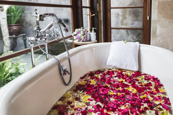 Tubo de baño con flores tropicales, spa, relajación, cuidado corporal, el —  Fotos de Stock