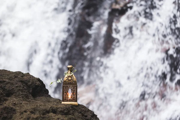 Linterna vintage de bronce con luz de vela en el interior, decorada con — Foto de Stock