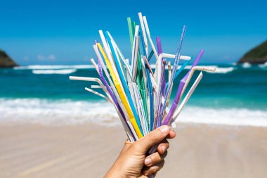 Temiz arka planda kullanılan plastik pipetler el tutma yığını 
