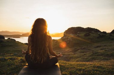 Gündoğumu Dağları 'nda tek başına yogayı meditasyon yapan kadın. Behi 'den görünüm