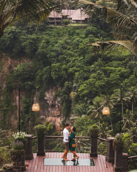 Casal feliz no amor desfrutando juntos na varanda com incrível j — Fotografia de Stock