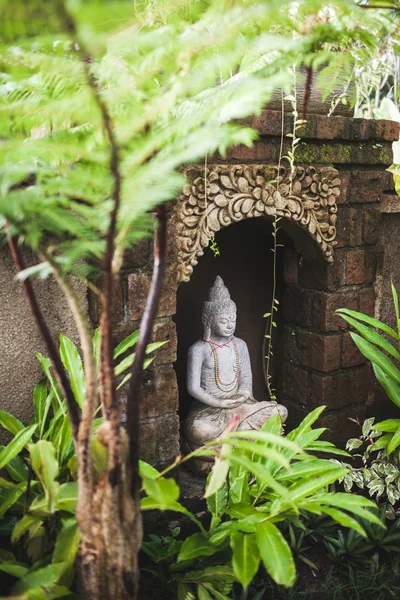 Παραδοσιακό Ινδικό άγαλμα σε μπαλινέζικο στιλ ως διακόσμηση στο ξενοδοχείο g — Φωτογραφία Αρχείου