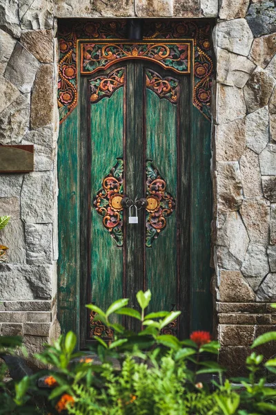 Porta de madeira esculpida artesanal balinês tradicional — Fotografia de Stock