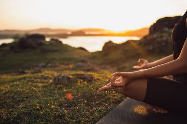 Sağlıklı Yaşam Tarzı ve Yoga Kavramı. Yakın eller. Kadın yog yapmak