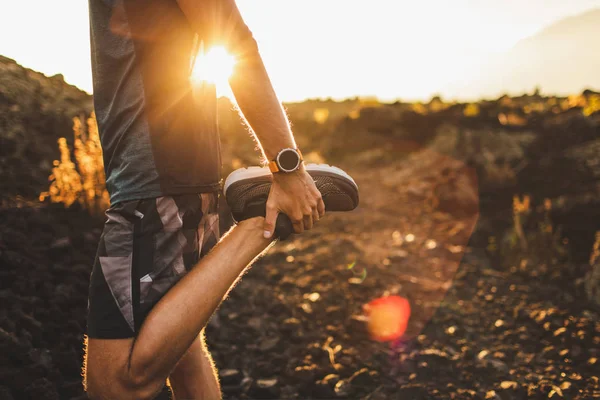 Corredor masculino alongamento perna e pés e se preparando para correr ou — Fotografia de Stock