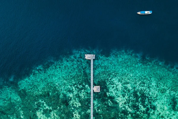 Vista aérea abstracta del embarcadero de madera en isla tropical con — Foto de Stock