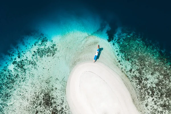 Vista aérea de la playa de arena blanca en el pequeño arrecife de coral tropical isl — Foto de Stock