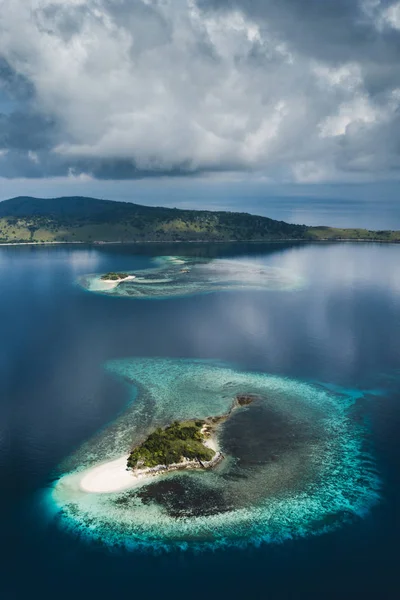 Letecký pohled na malý tropický ostrov s bílou písečnou pláží Beau — Stock fotografie