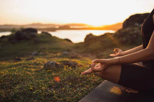 Mode de vie sain et concept de yoga. Gros plan sur les mains. Femme faire du yog — Photo