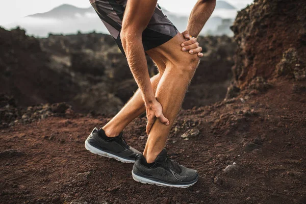 Mužský běžec držící poraněný lýtkový sval a utrpení. — Stock fotografie