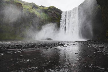 Skogafoss İzlanda ünlü şelale. Güçlü akarsu, dramatik vi