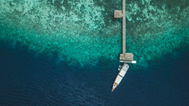 Mercan ree ile tropikal adada yat ile iskele havadan görünümü