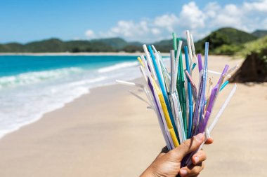Temiz arka planda kullanılan plastik pipetler el tutma yığını 