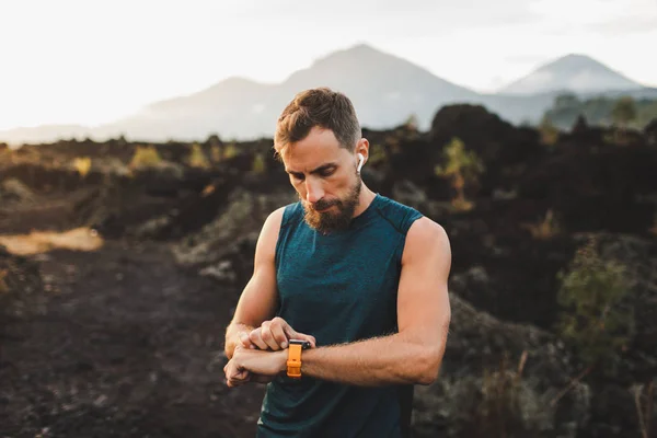 Runner vérifiant les résultats de l'entraînement sur la montre intelligente. Athlète masculin nous — Photo