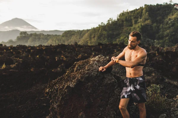 Homme athlétique vérifiant itinéraire de course sur montre intelligente ou fitness tr — Photo