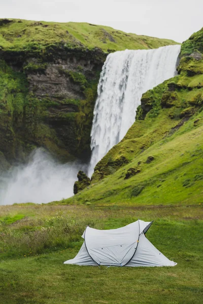 在冰岛著名的斯科加福斯瀑布附近露营。一个帐篷凸轮 — 图库照片